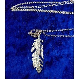 vintage rose gold colored adjustible feather & chrystal pendant necklace.